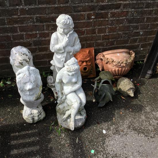 2 stone lions, 2 stone figures & 5 garden ornaments(-)